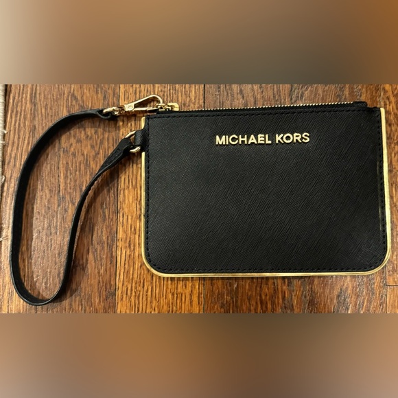 Michael Kors Handbags - Michael Kors wristlet